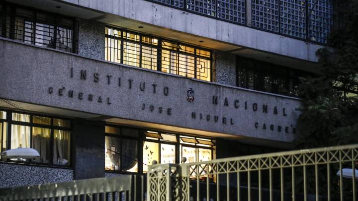 Overol blanco atacó a profesor con bomba molotov en el Instituto Nacional