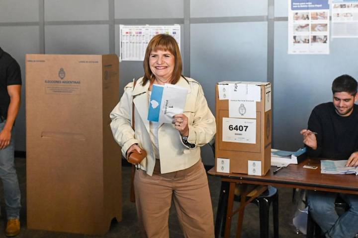 Blooper electoral. Patricia Bullrich dobló mal la boleta y tuvo que volver a la cabina para no revelar su voto