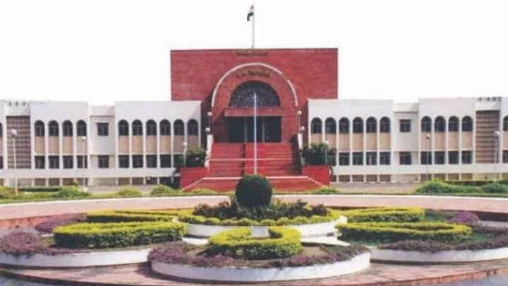 Preferential purchase right under Hindu Succession Act extends to co