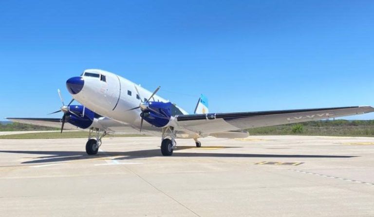 Una joya de la aviación histórica aterrizó en el Valle del Conlara