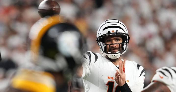 Flacco rallies Bengals past Rodgers, Steelers in battle of 40