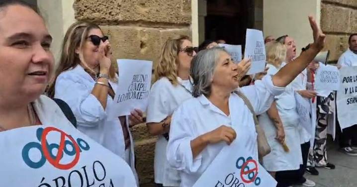 Trabajadoras auxiliares de Ayuda a Domicilio de Cádiz, en la puerta del Ayuntamiento este 20 de octubre.