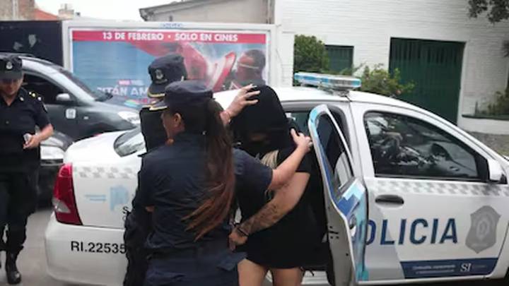 Encapuchada y escoltada: las imágenes de Morena Rial ingresando al penal