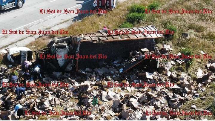 Camión destrozado al volcar en el Macrolibramiento