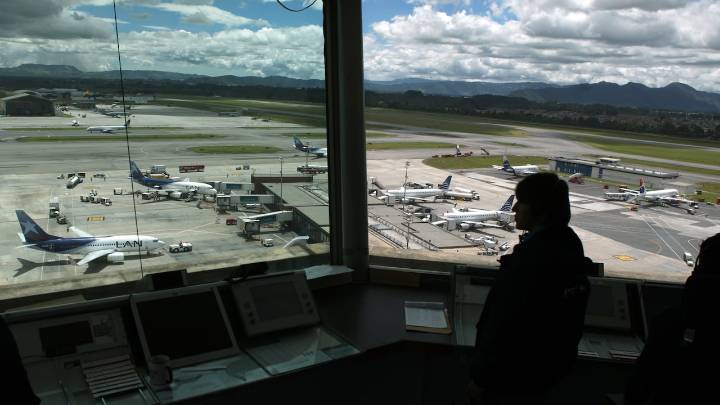 Crece la preocupación en pasajeros del aeropuerto El Dorado por vuelos cancelados y retrasados