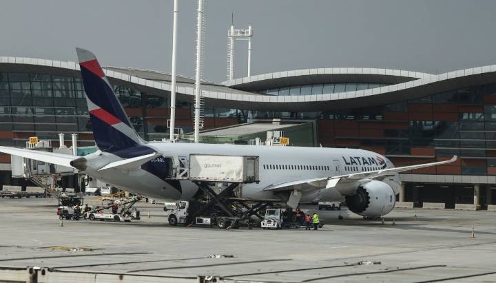 Aeropuerto de Santiago inicia temporada alta con alza de frecuencias de vuelos