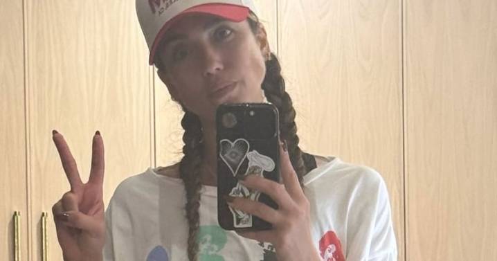 Jessica Alba Wearing Red Mini-Shorts Will Make You Look Twice