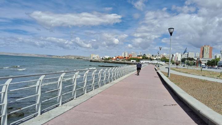 Cielo parcialmente nublado y vientos intensos en Comodoro