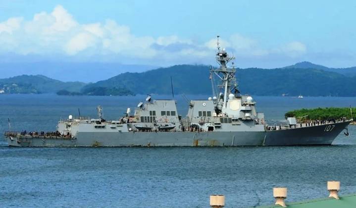 Destructor americano USS Gravely en Trinidad da marcha atrás