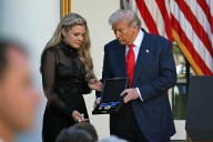 Trump entregó de forma póstuma la Medalla Presidencial de la Libertad a Charlie Kirk