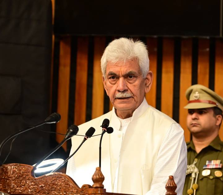 LG Manoj Sinha felicitates J&K’s Craftspersons at Pashmina Artisan Awards Ceremony at Srinagar