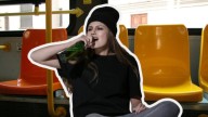 ¿Te pueden multar por beber alcohol en el camión en Monterrey? Esto dice la ley