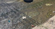 La basura inunda el arroyo Huahutay, un riesgo latente de inundaciones en Rosarito