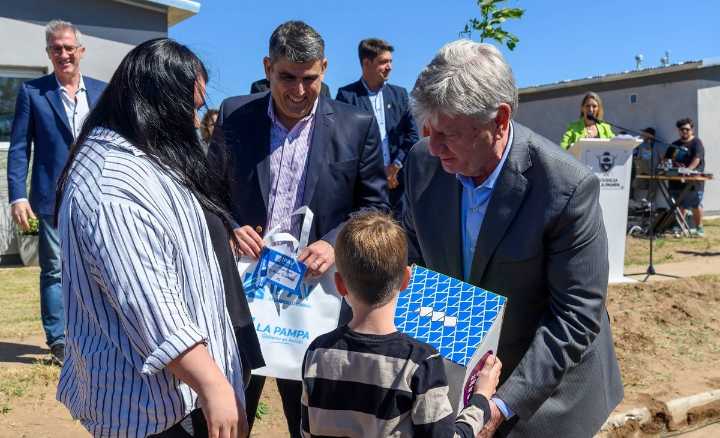 Macachín: Ziliotto entregó 20 casas abandonadas por Nación y anunció 8 más