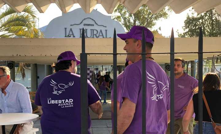 Llegó Sturzenegger a La Pampa y fue recibido con insultos