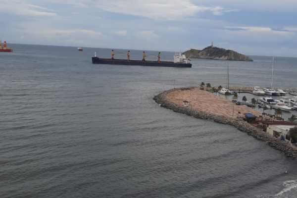 Día gris en Santa Marta: sin sol, oleaje moderado y vientos constantes por el paso de la tormenta Melissa