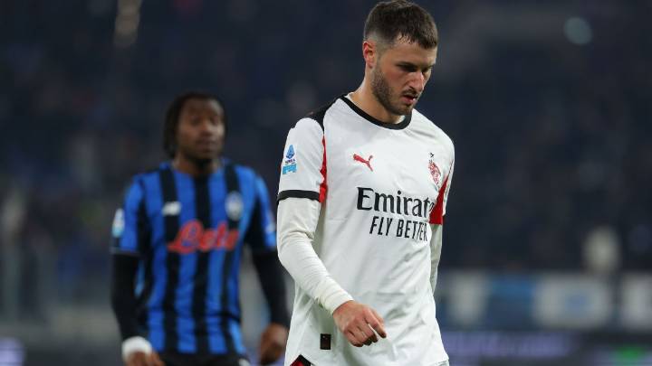 Santi Gimenez salió lesionado en el empate entre Milan y Atalanta