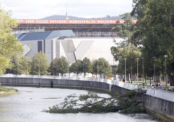 Retiran árboles caídos en el río Piles y el arroyo de Llantones, en Gijón