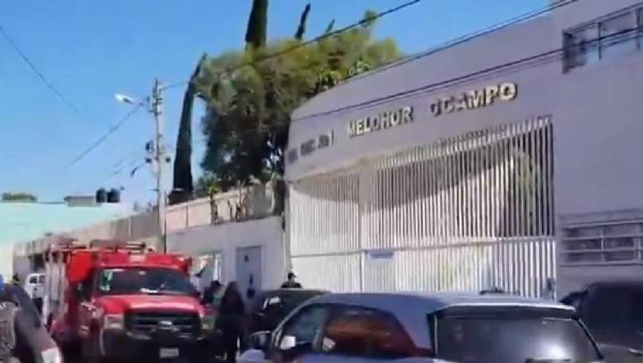 Colapsa lámina de techado en secundaria federal de Puebla; hay cuatro lesionados
