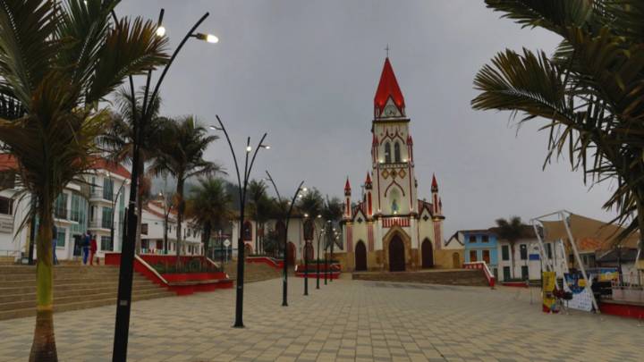 Gobernación de Cundinamarca radicará proyecto para reubicar 13 viviendas destruidas por las lluvias en Chipaque y Cáqueza