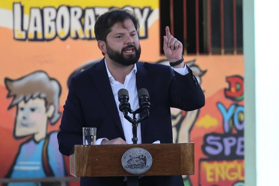 Boric rinde homenaje a piloto que murió en Campos de Hielo Sur y reivindica a funcionarios públicos