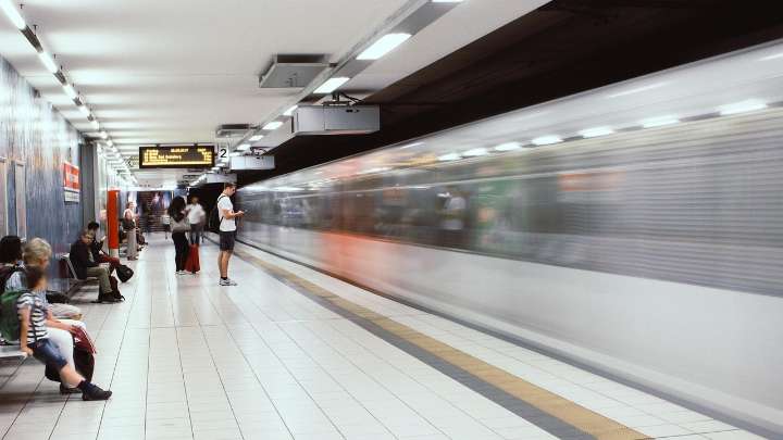 Dos adolescentes mueren al practicar el 'subway surfing', el reto viral de las redes sociales en trenes
