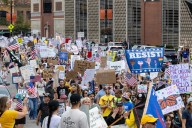 “No a los reyes”: millones toman las calles en 50 estados de EU contra Trump