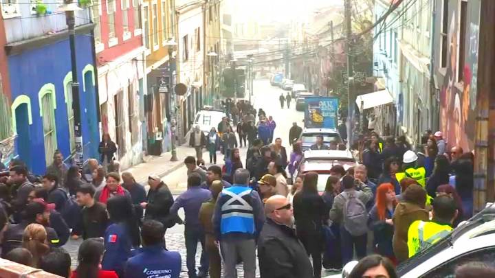 Realizan simulacro de terremoto y tsunami para evacuar la zona costera de Valparaíso