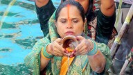 Bhopal News: Thousands Offer Arghya To Setting Sun On Chhath Fest; Traditional Songs Presented, 2100 Earthen Lamp Lit, Firecrackers Burst