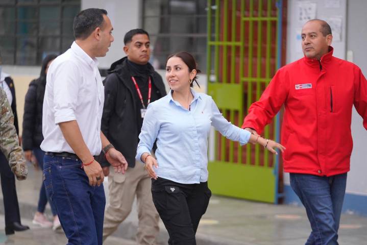 Presidente José Jerí y ministra Lesly Shica supervisan preparación de desayunos escolares en Puente Piedra