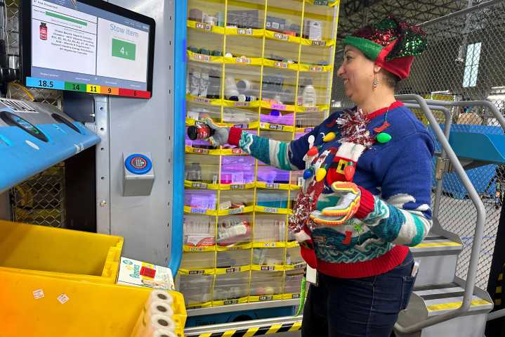 Holiday hiring slows as tariffs and economy create uncertainty