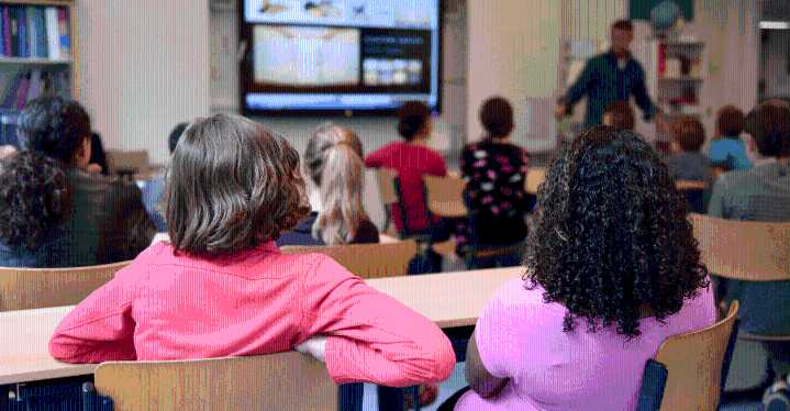Senado aprueba proyecto para que colegios no inicien clases antes de las 7:00 a.m El proyecto demuestra que madrugar en exceso afecta la salud, el bienestar emocional y el rendimiento académico de los