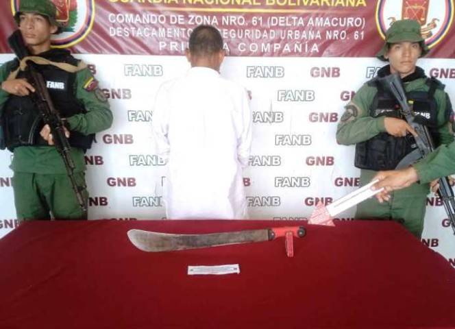 Lo agarraron por presuntamente intentar agredir a una mujer con un machete