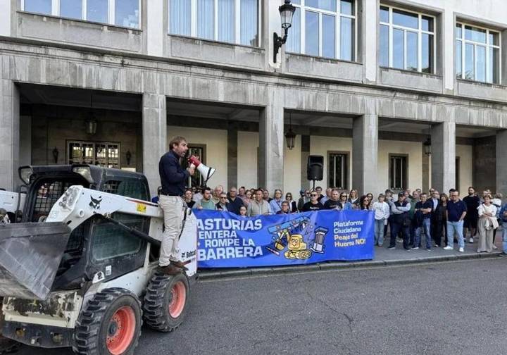 La segunda protesta contra el «peaje ilegal del Huerna»: megáfonos y una excavadora por Oviedo
