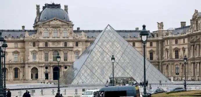 Robbers Loot French Crown Jewels From Louvre; Museum Closed For Day