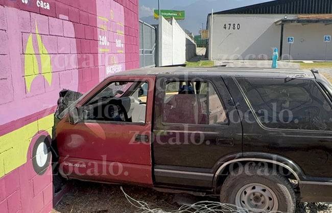 Choca conductor de camioneta contra muro de periférico LEA tras supuesta falla en frenos