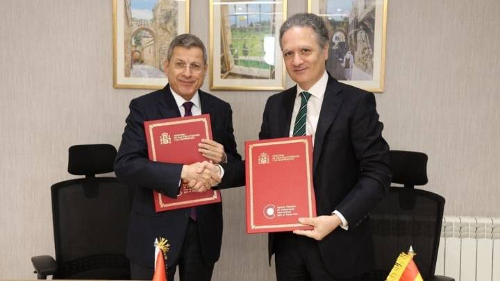 España firma la entrega de 2 millones para salarios de funcionarios y pensiones palestinos