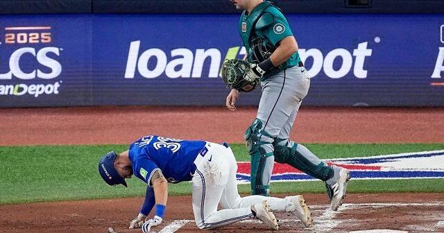 Blue Jays right-fielder Nathan Lukes leaves ALCS Game 1 after taking pitch off knee
