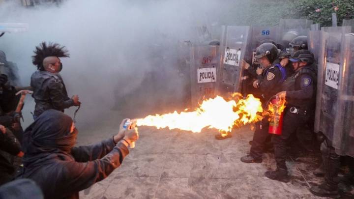 Grupo de 350 encapuchados doblega a la SSC durante marcha del 2 de Octubre