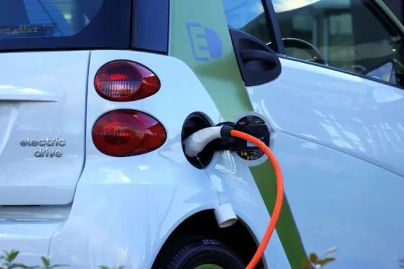 El Gobierno abre la convocatoria para importar 50 mil autos eléctricos e híbridos en 2026