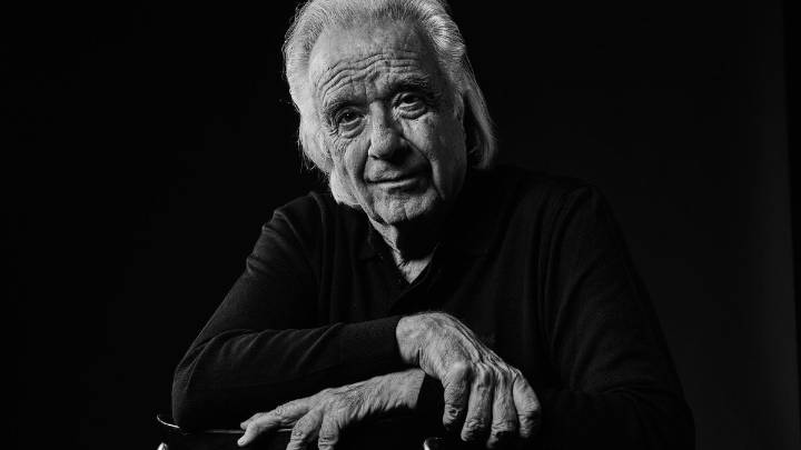 João Carlos Martins, el maestro del piano que tiene que tocar con guantes biónicos: "La adversidad puede ser un abismo o una plataforma para volar más alto"