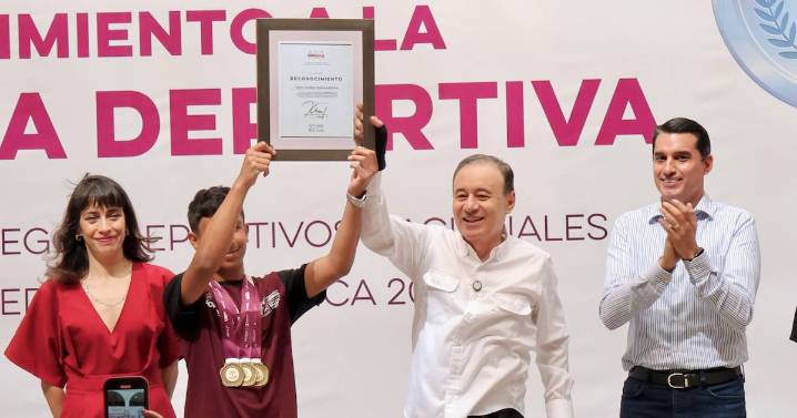 Alfonso Durazo da becas a medallistas de los Juegos Deportivos Nacionales de Educación Básica