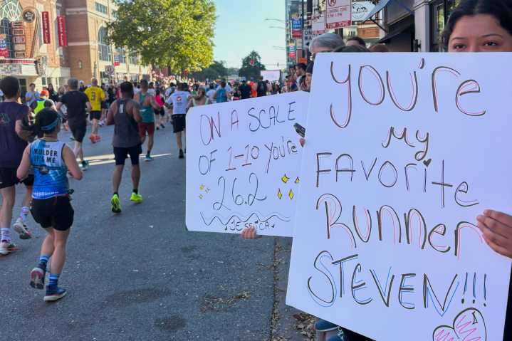 The best—and funniest—signs at the Chicago Marathon 2025