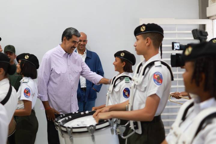 Maduro pide a jóvenes "conciencia crítica" ante manipulación en RRSS