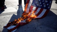 Trump Amenaza con Un Año de Cárcel a Quien Queme Bandera de EUA; ¿En México Cómo se Castiga?