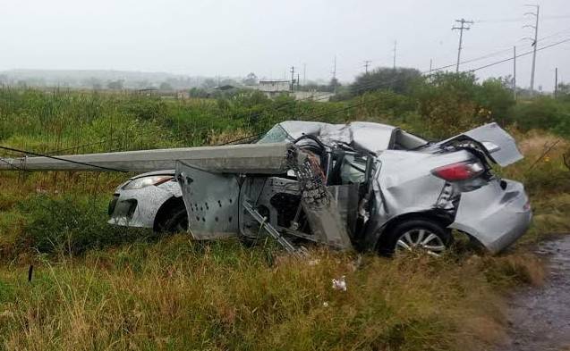 Lesionado al volcar y chocar contra poste