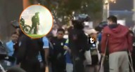 ¡Enfrentamiento entre barristas! Se lanzan pirotécnicos entre hinchas del Sporting Cristal y de la ‘U’ Efectivos de la Policía Nacional controlaron el acto violento cerca al Estadio Nacional.