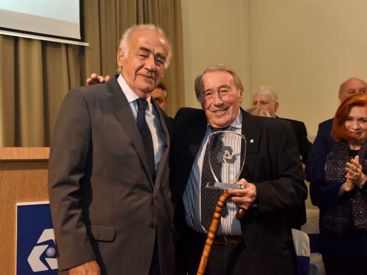 El periodista José Ignacio López fue reconocido por la dirigencia empresaria