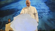 El papa León XIV bendice un bloque de hielo para concienciar sobre el cambio climático