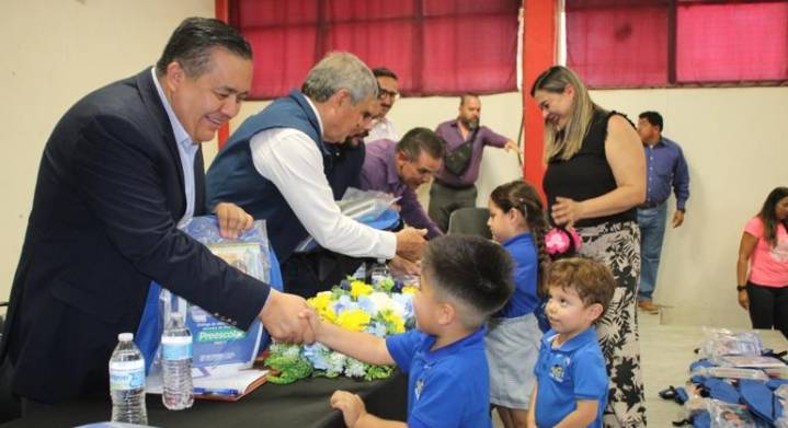 Entregó Estado mochilas y útiles escolares en escuelas de Juárez
